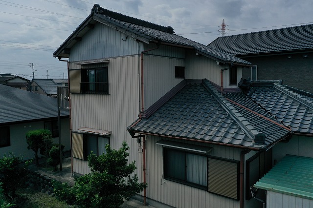 大垣市で2階建ての瓦屋根をドローンで点検、短時間で簡単に点検可能